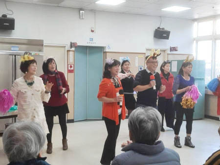 2025-01-08 志工表演者演唱多首歌曲