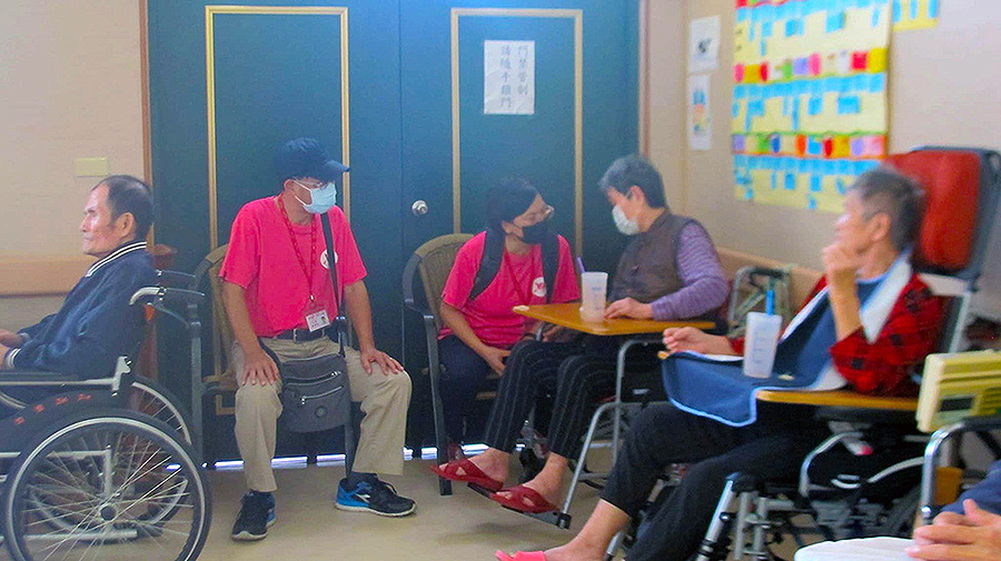 2021-11-01信望愛志工關懷長輩